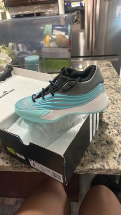 Dame time sneaker size 6 kids