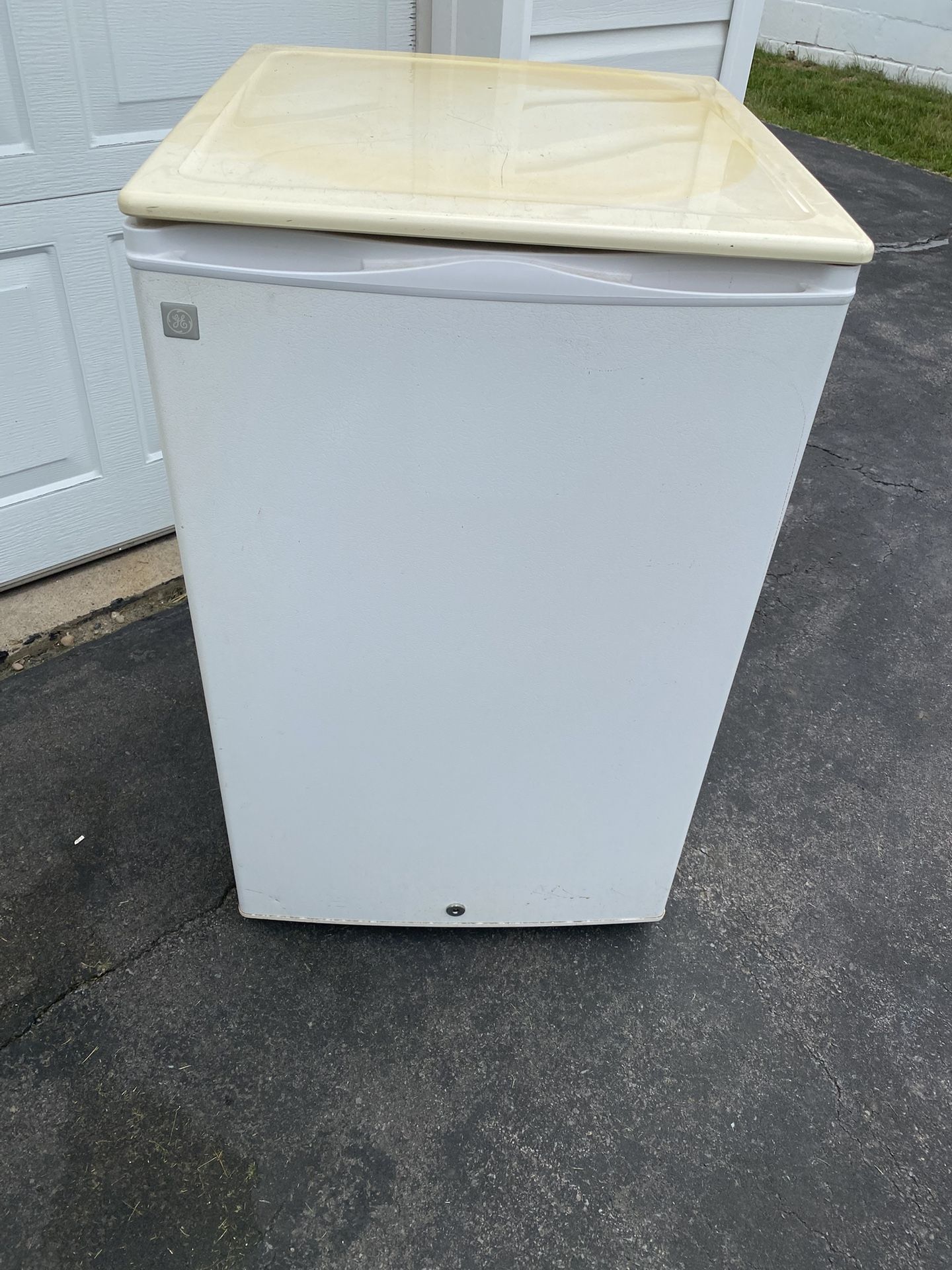 Mini Dorm Refrigerator W. Freezer