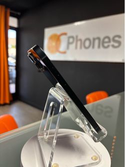 New black iPhone 14 128gb unlocked for any carrier battery health 100% iPhone is new and everything works perfectly. Looks brand new. *********Spanish