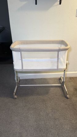 Baby Bassinet with Mesh Sides and Wheels