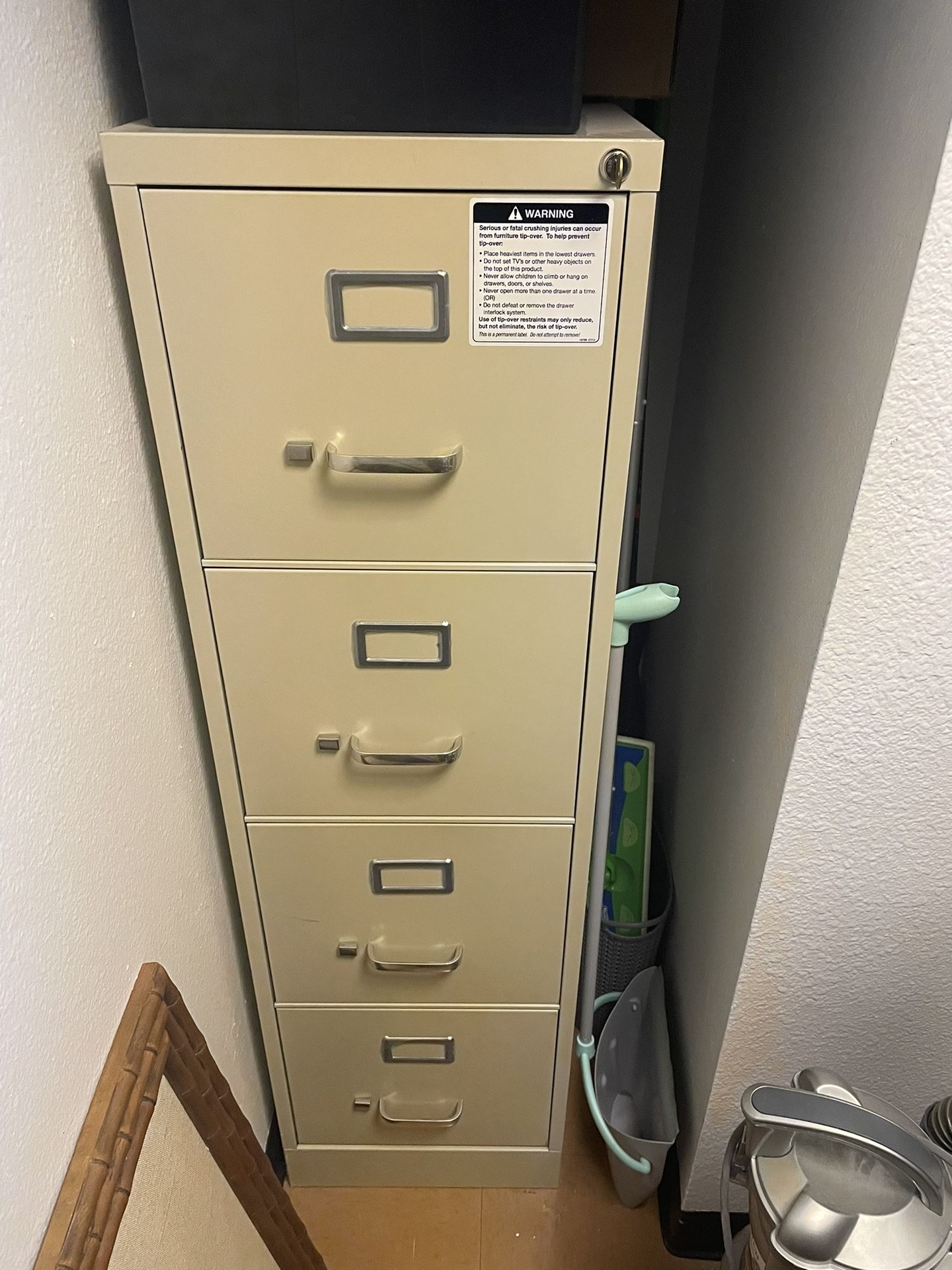 1 Year Old 4 Drawer Locking Filing Cabinet 