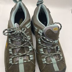 Keen Woman Hiking Shoes Size 6.5