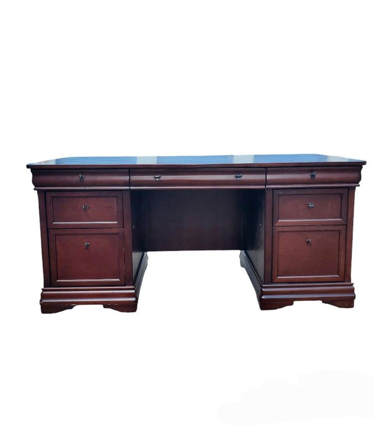30 X 66 Traditional Executive Office Desk $400 (Good Condition)