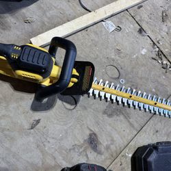 dewalt 22 hedge trimmer DCHT820P1