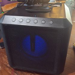 bosina philips.   casi nueva recargable dura como 6 horas.  con su micrófono puede probarla antes de llevarla bueno para kareoke.  100 dólares