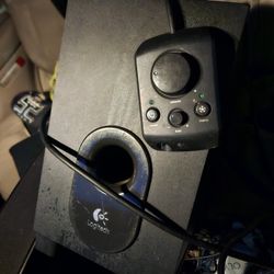 Logitech X-540 5.1 Surround Sound Speaker System  Subwoofer