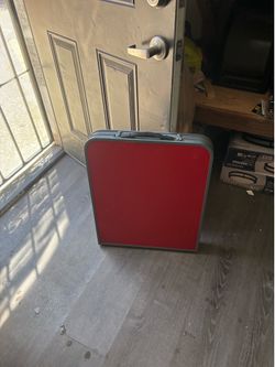 Folding table