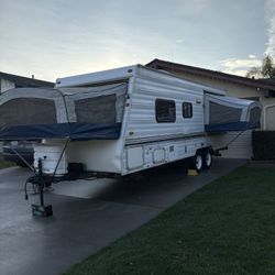 2004 Thor Travel Trailer 18ft