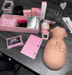 Lash kit w mannequin
