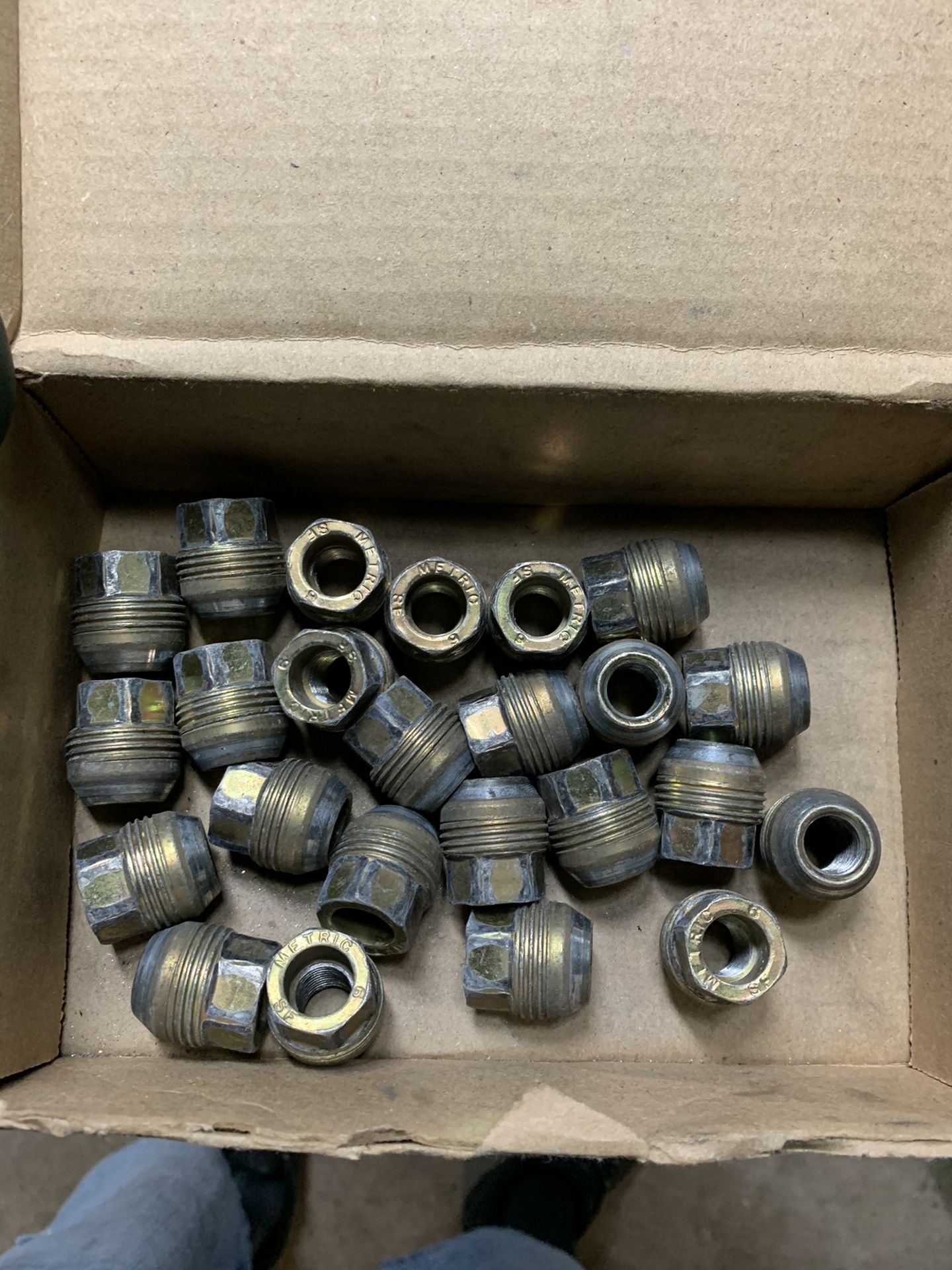 99-07 classic Silverado Sierra lug nuts