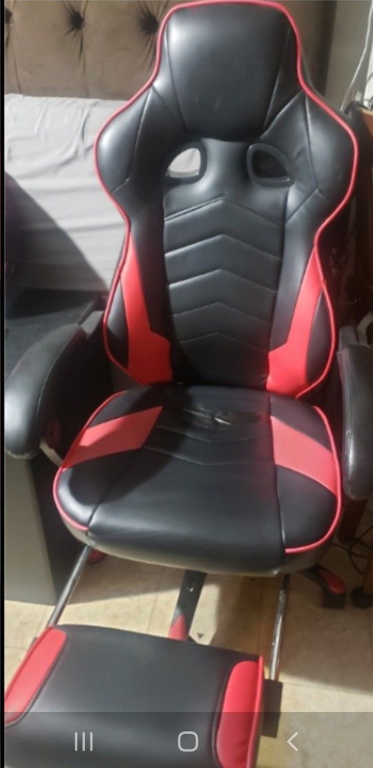 Gaming Chair For Office, Room, Very Conformable You Can Fall Sleep Here Has A Slide Out For Feet