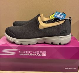 NEW Women’s SKECHERS Size 8.5