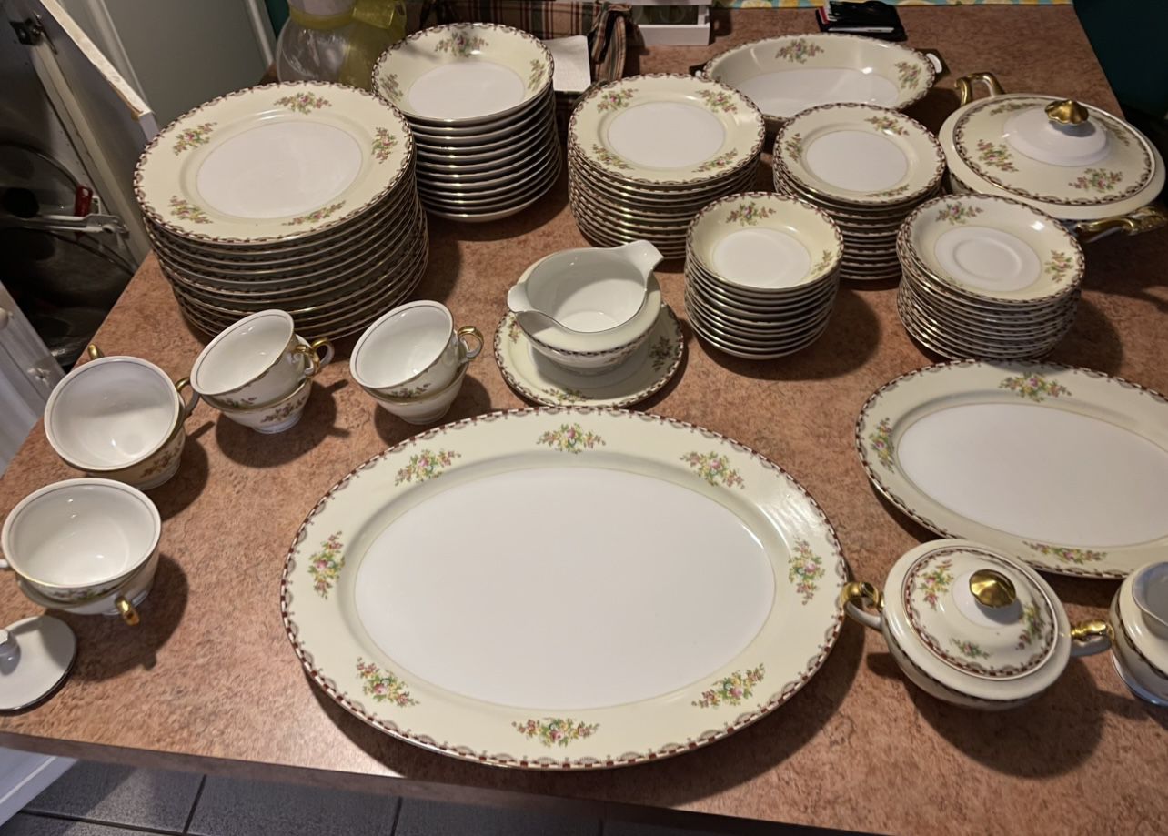 China set for sale 80+ pieces. Looking to sell in bulk for $350. It includes 12 plates, 12 bowls, 12 medium plates, 12 small plate, 12 x small plates,