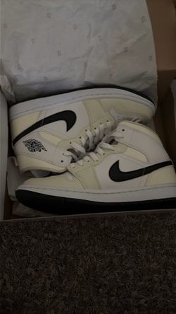 Women’s Air Jordan 1 mid Coconut Milks Women’s size 8.5