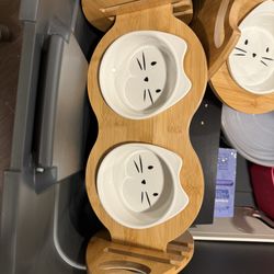 Cat’s Bowl With Adjustable Stand