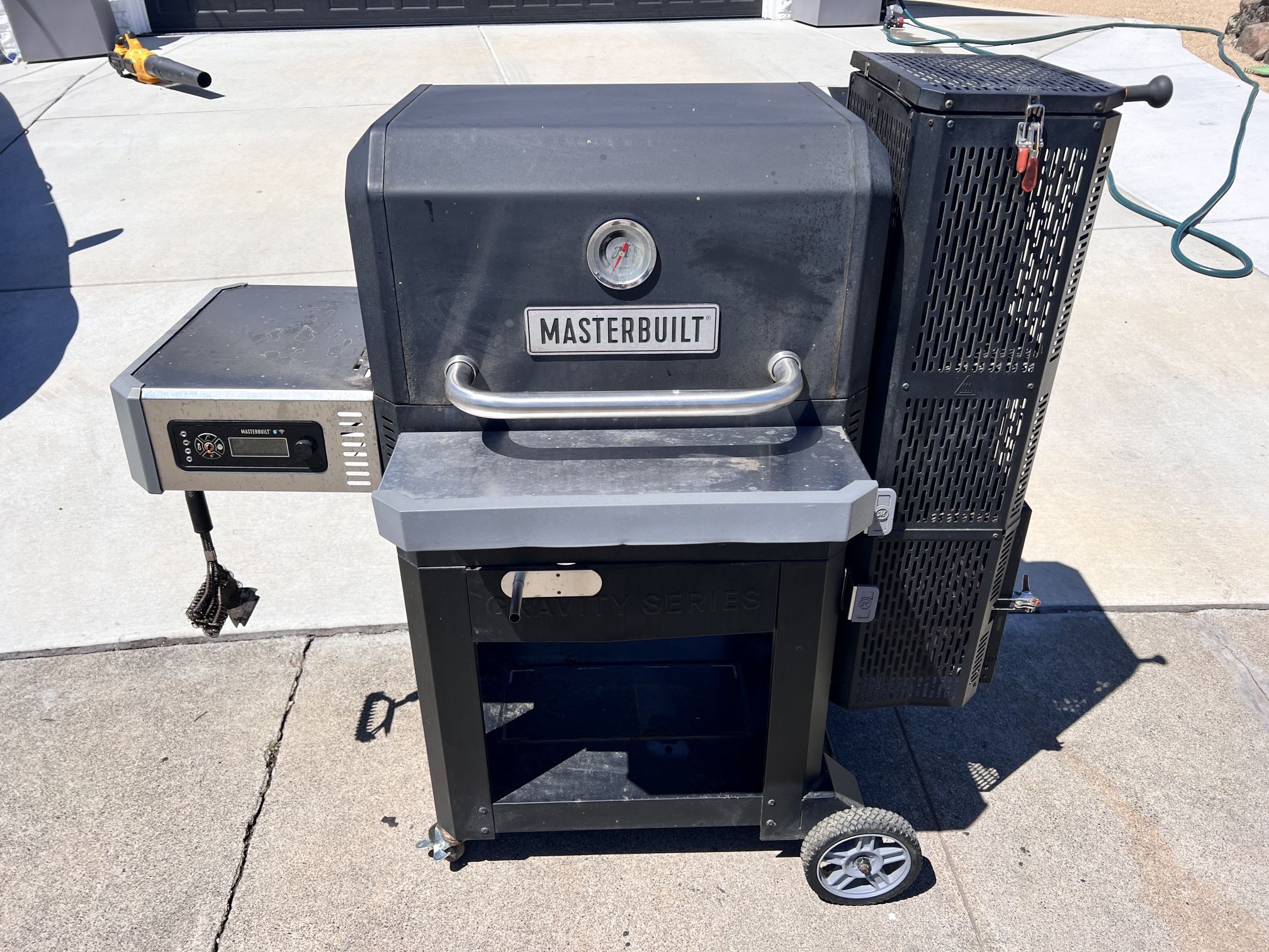 Master Built Gravity Series 800 Digital Charcoal Griddle + BBQ Grill + Smoker
