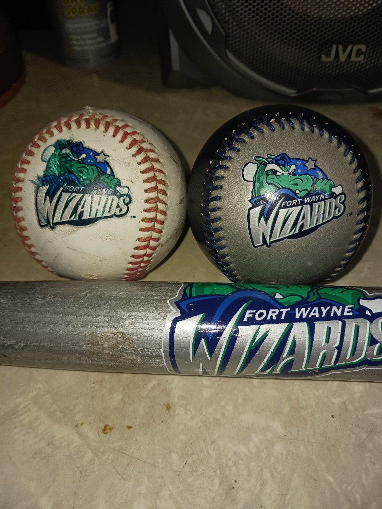 Ft.Wayne Wizards Baseballs And Mini Bat