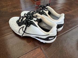 Nike Soccer Cleats Youth Size 4 – Good Condition (Used)