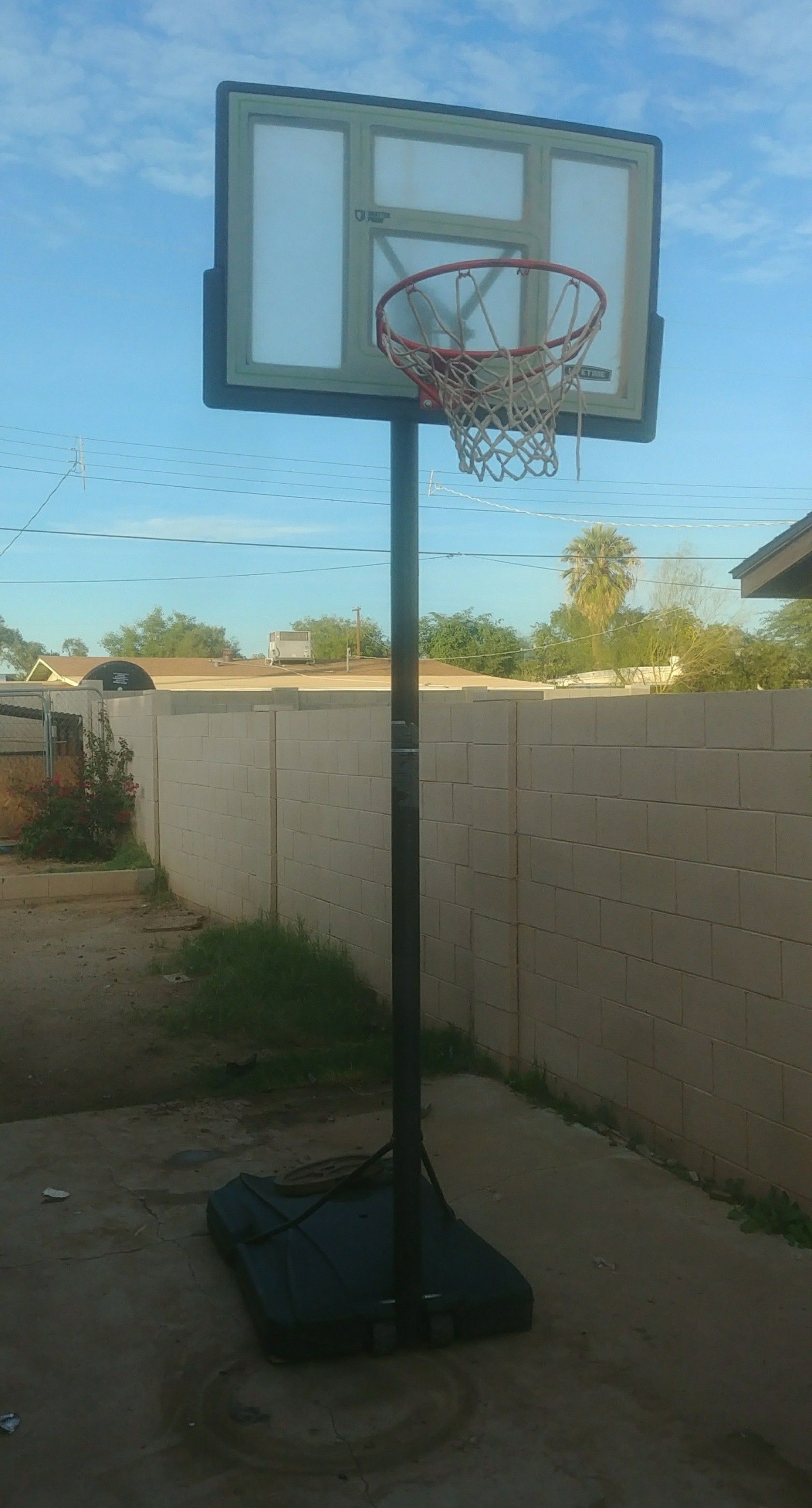 Basketball court / hoop