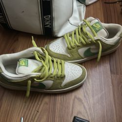 Nick beige and green