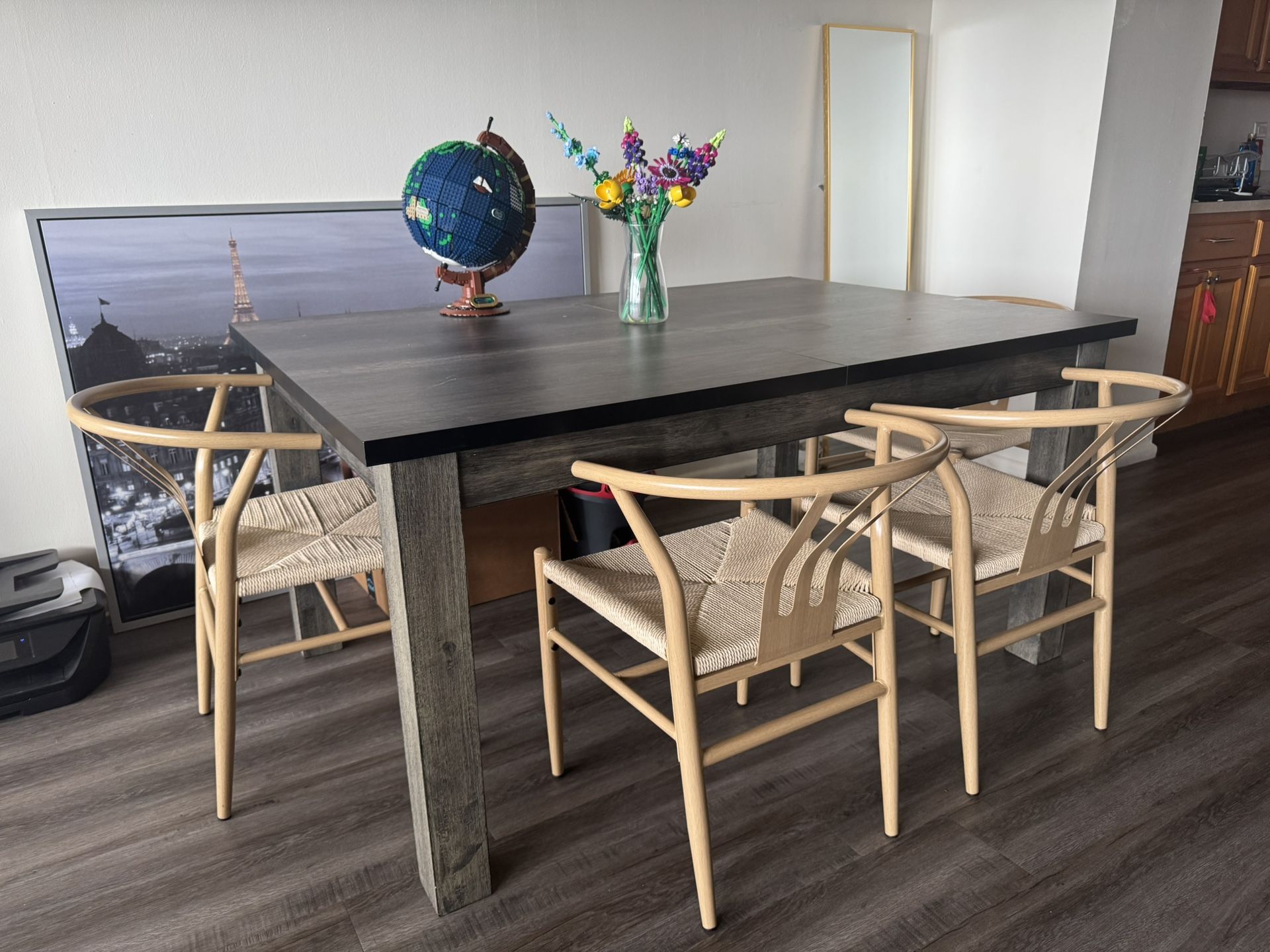 Extendable dining table