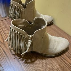 American Eagle beige/tan ankle fringe boots size 8.5 