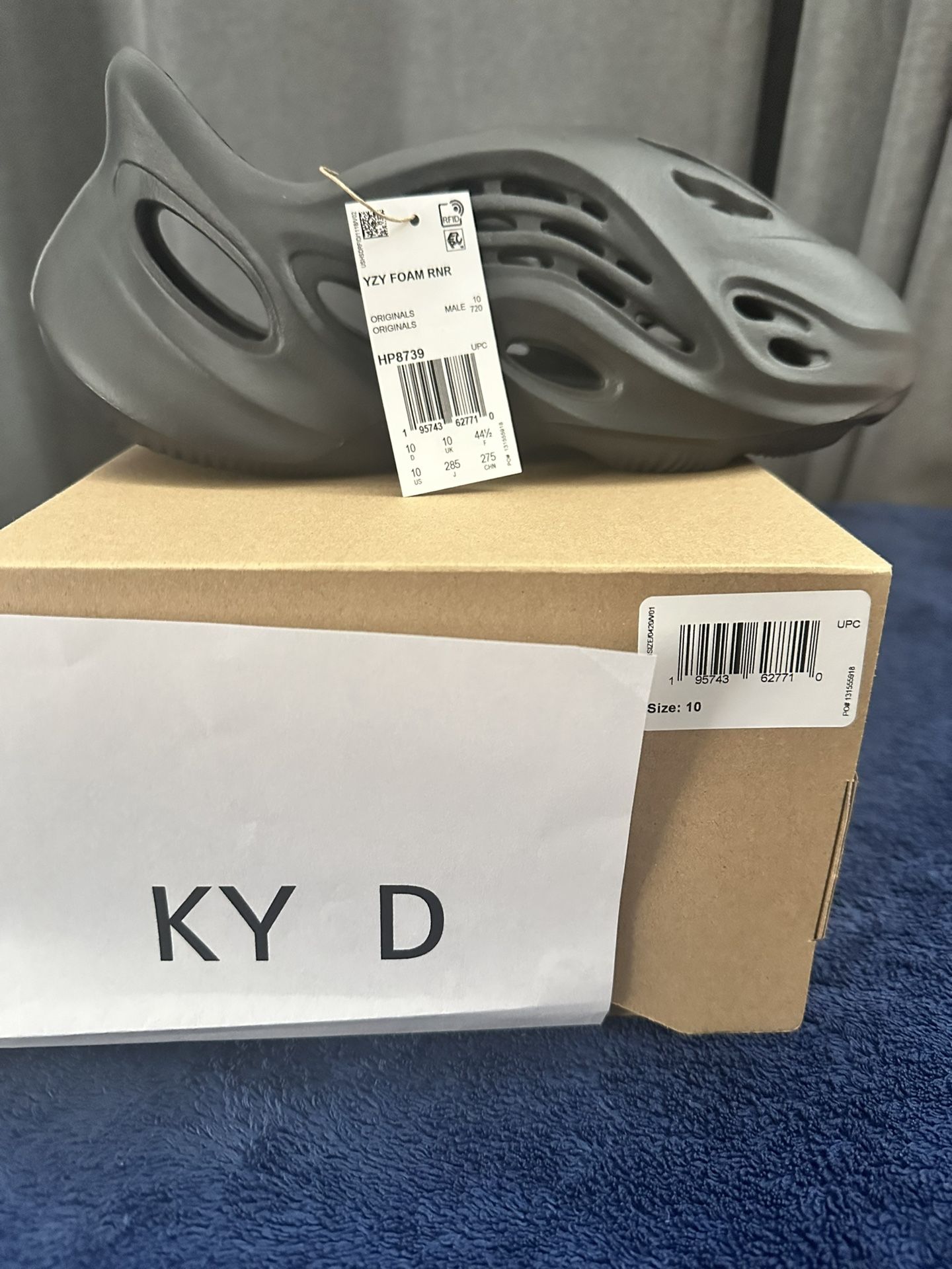 Brand N ew Yeezy Foam Runner Onyx (HP8739) – Size 10 – 100