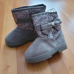Bebe Toddler Girls Grey Faux Fur Boots With Bows And **Glitter ** Size  9.
New with tags.