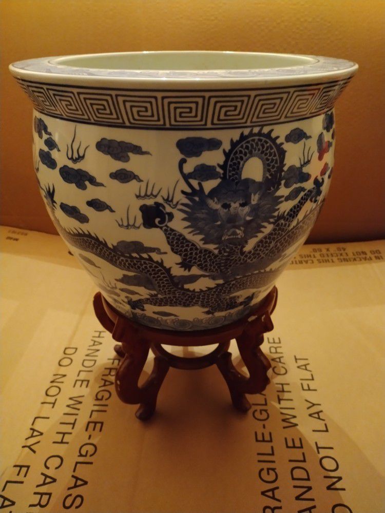 Chinese Porcelain Ming Xaude Cloud/Dragon Planter