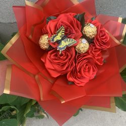 Bonito Ramo De Rosas Eternas  Con Chocolates Ferreiro Perfecto Pars Mama 