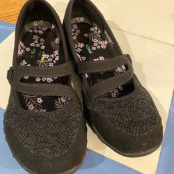 Néw Womens Black Breathe Easy Slip on Skechers size 7