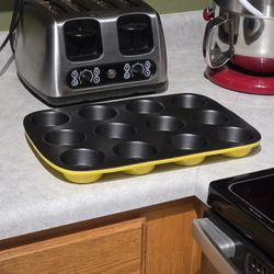 Ceramic Muffin Pan - Yellow