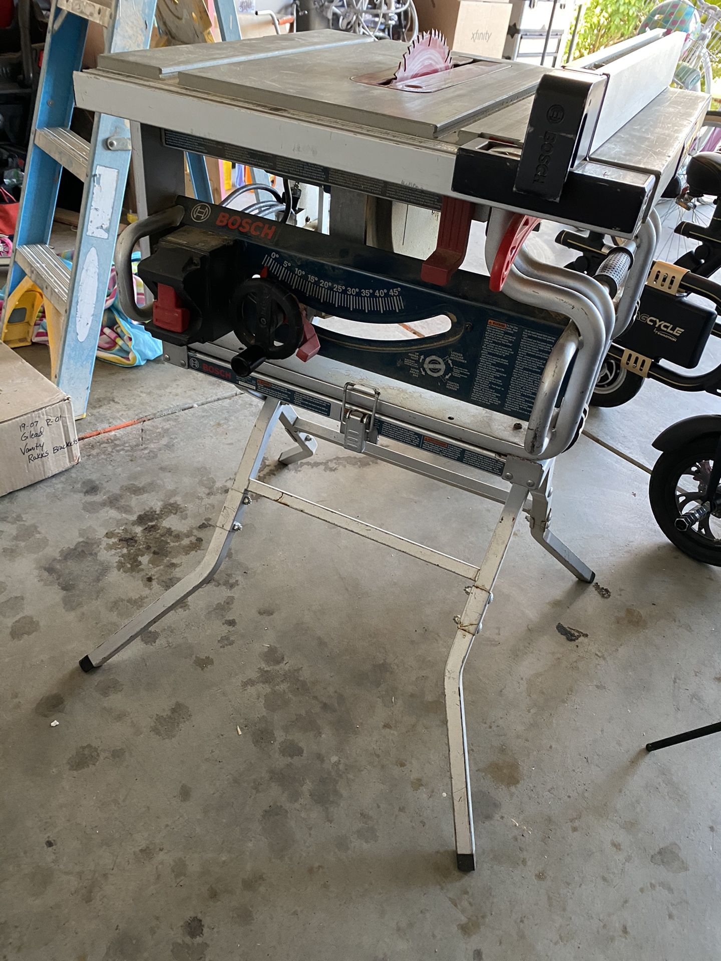 Bosch job site tablesaw with folding stand