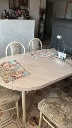 Dinning table/w leaf and 6 chairs