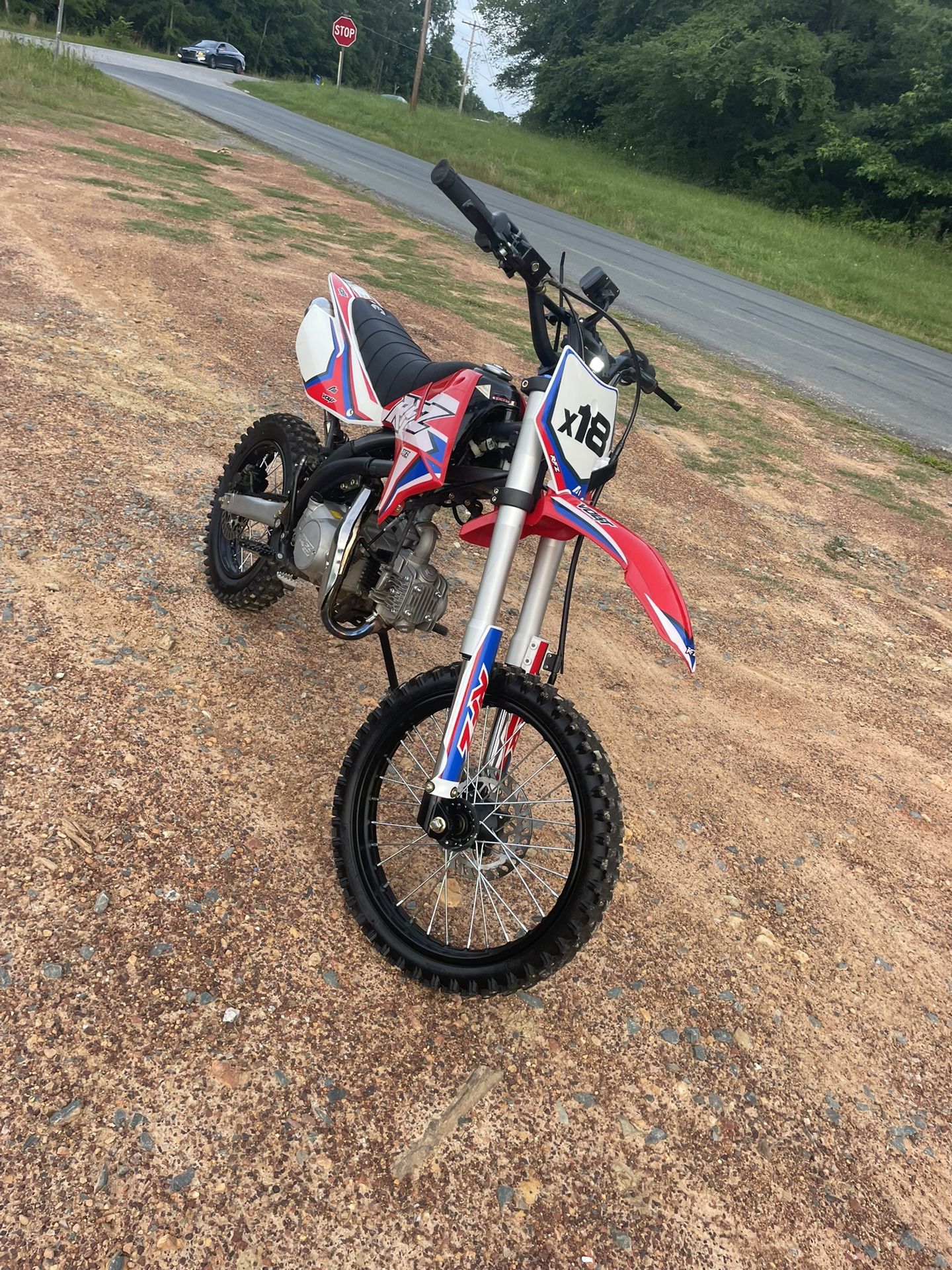 Apollo RFZ 125cc X18 Dirt Bike, 4-Speed Manual, Dual Disc Brakes, 17/14 inch Wheels, Ages 12 and up Red