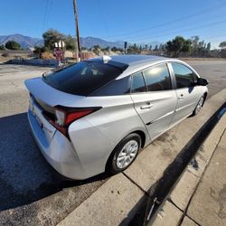 2019 Toyota Prius LOW MILES / Pocas Millas