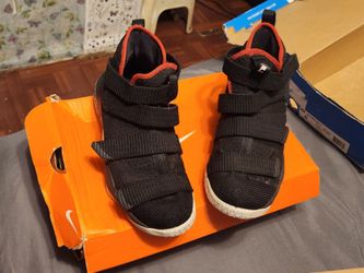 Size 5y Nike shoes