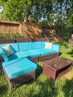 Beautiful modern outdoor wicker patio sectional set in very good condition.

Includes:

Sectional sofa with chaise lounge
Glass top coffee table
Thick