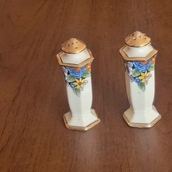 Vintage Japanese Salt and Pepper Shaker, Flower Pattern. Pre-owned, good 
shape, no chips or cracks. It is approximately 3.75" tall. Weight ~4oz 
plus