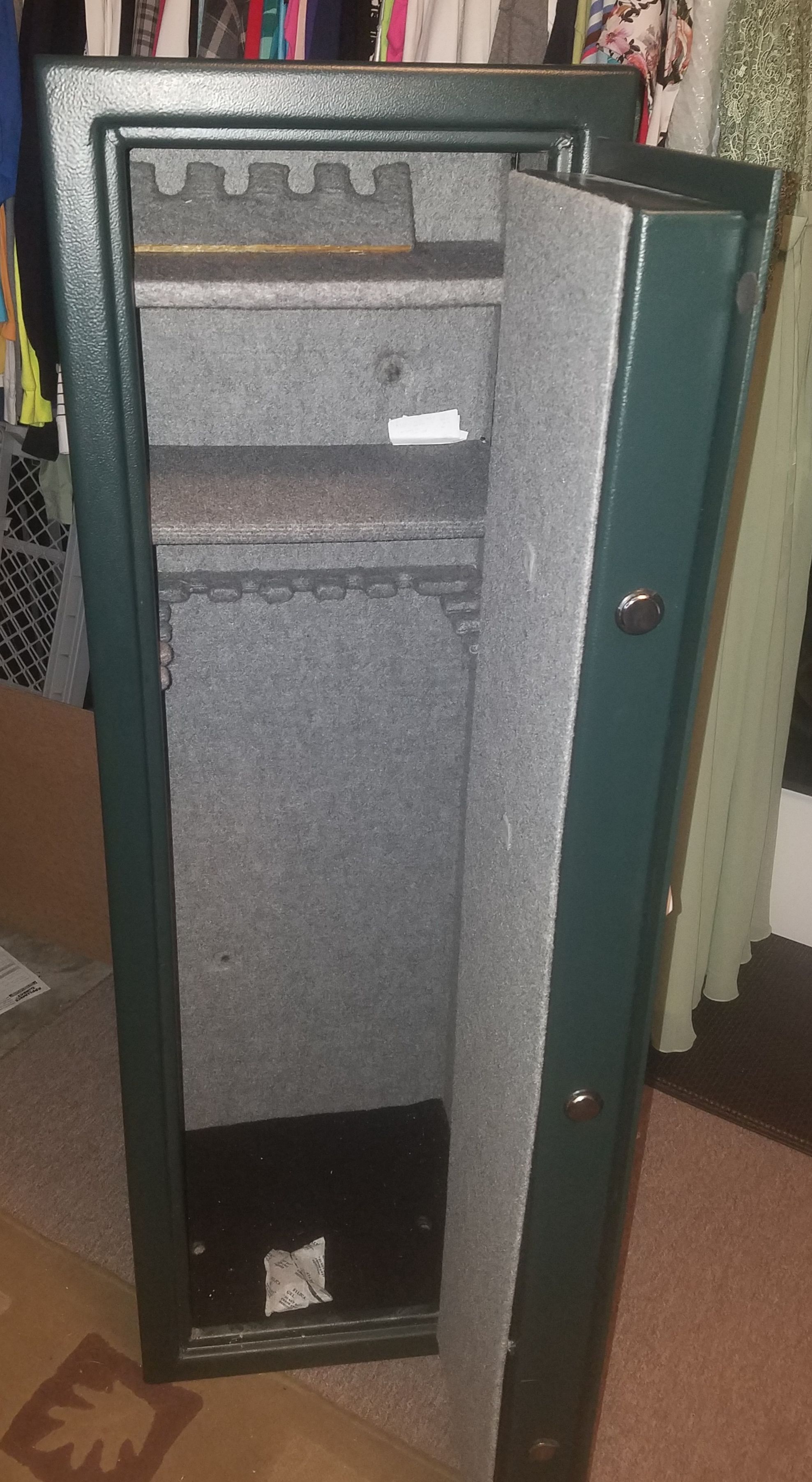 Sentry 10 gun safe w shelves