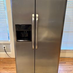 Frigidaire FFHS2611PFEA 25.6-cu ft Side-by-Side Refrigerator with Ice Maker Dispenser Easycare Stain