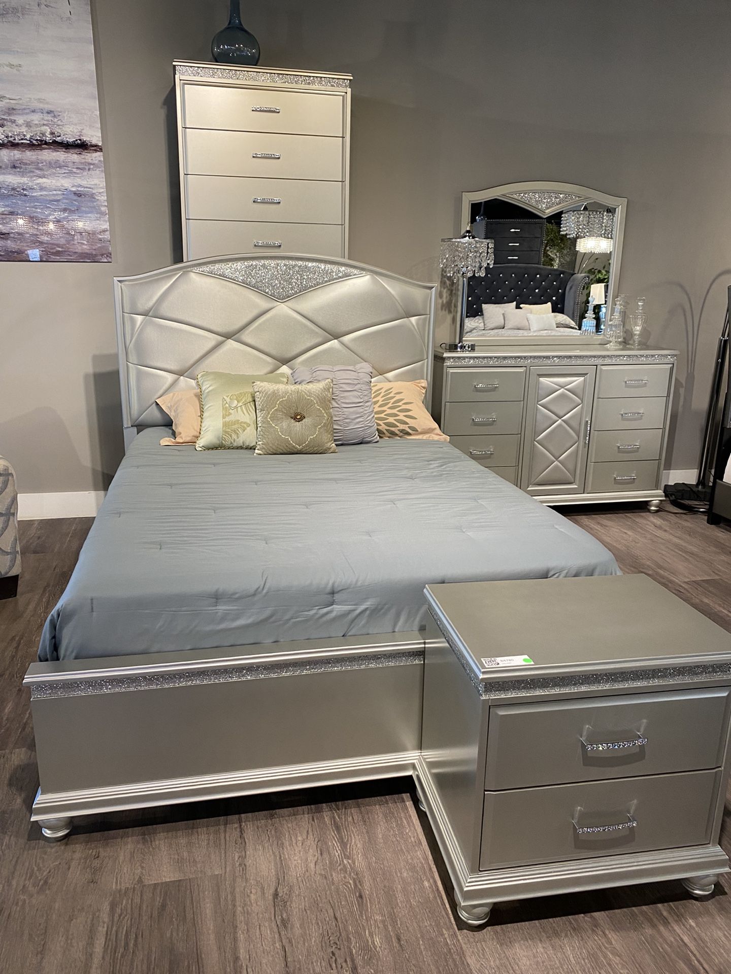 Brand NEW!! 4-PIECE QUEEN bedroom set with Amazing Price!! Bedframe, nightstand,Dresser and Mirror.