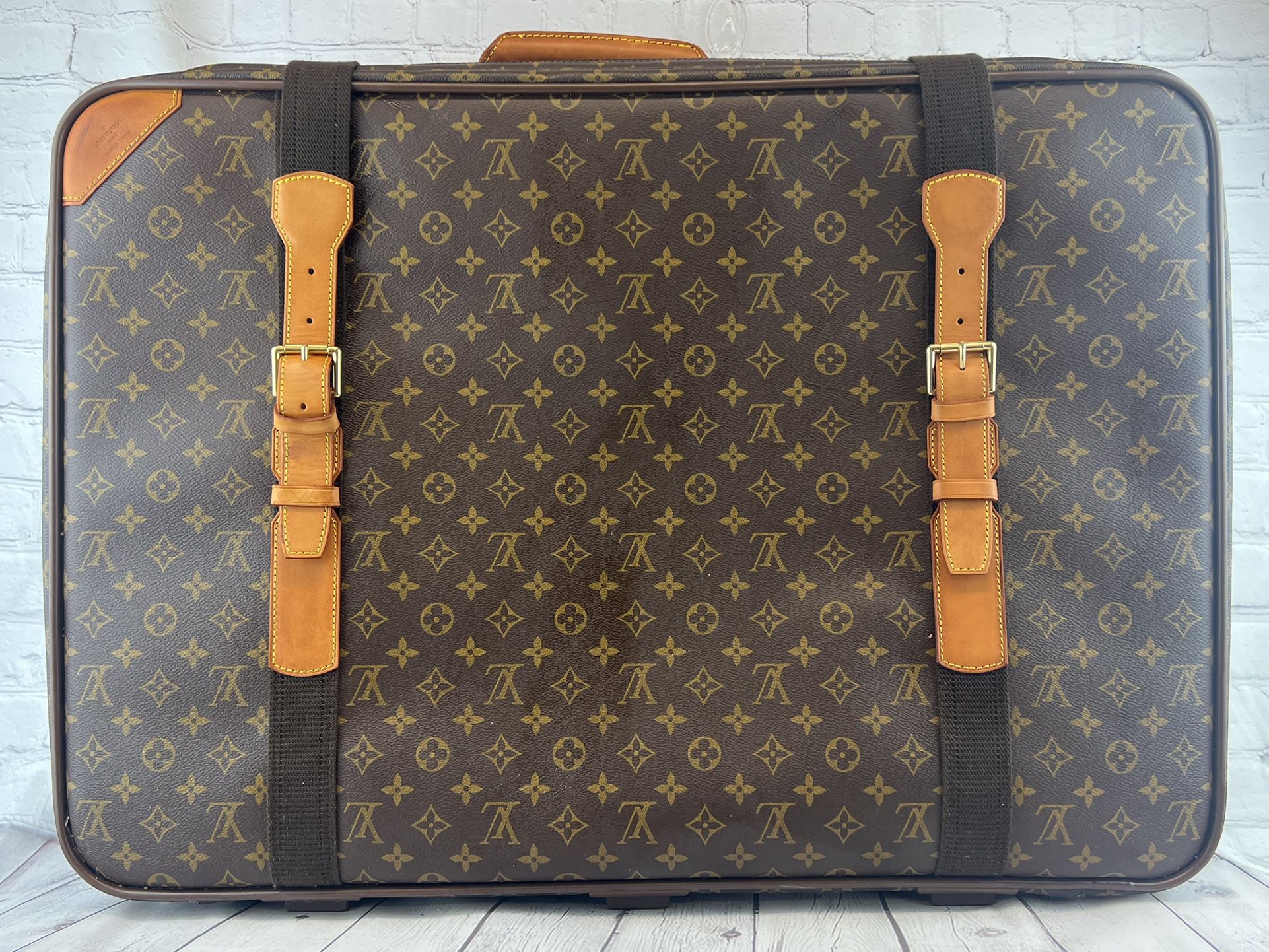 Louis Vuitton XL Monogram Satellite 70 Suitcase Trunk Luggage MB1919 for  Sale in Roswell, GA - OfferUp
