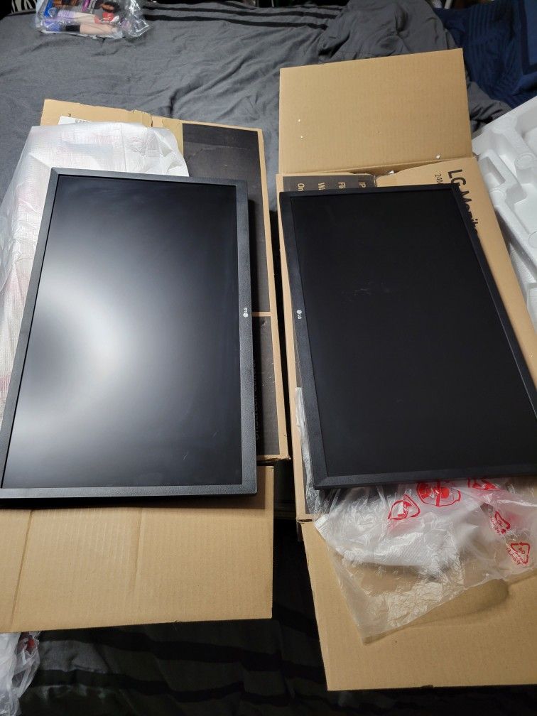 2 LG 24" Monitors