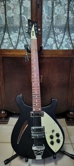 Brand new IYV electric guitar with new gig bag