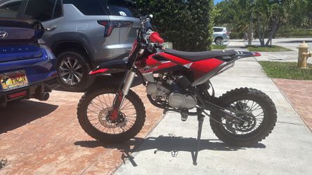 Dirtbike X-pro 125 cc minor scratches still in very good condition