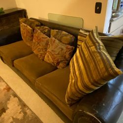 Traditional 3 Cushion Sofa