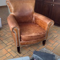 Leather Accent Chair – Classic & Comfortable 🪑✨