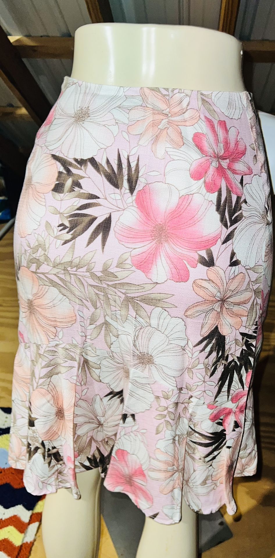 Beautiful Woman Loft Ann Taylor Skirt Size (2) Like New Only $15