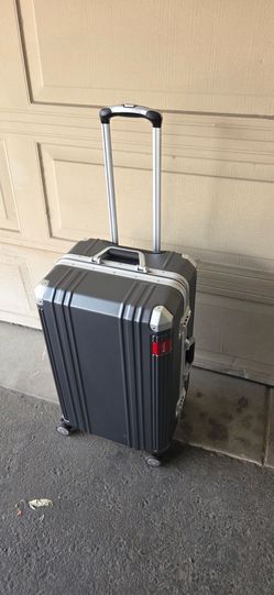 Like new Swiss Military mid size Check-In 24" trunk luggage.